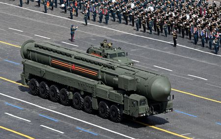 　  ウクライナ国防省情報総局（ＧＵＲ）は５月１８日、ロシアがウクライナと西側諸国を威嚇するために大陸間弾道ミサイル（ＩＣＢＭ）の「訓練・戦闘」発射を計画していると発表した。９日、モスクワで行われた軍事パレードで撮影。Host agency RIA Novosti提供写真（２０２５年　ロイター）