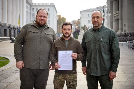 ウクライナのゼレンスキー大統領は３０日、ウクライナは北大西洋条約機構（ＮＡＴＯ）に対し迅速な加盟を可能にする手続きを正式に申請すると表明した。提供画像（２０２２年　ロイター）