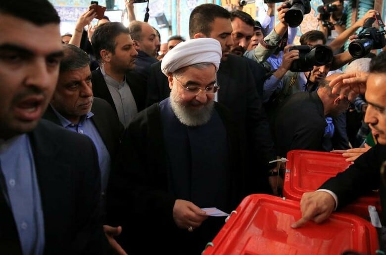 ５月２０日、イラン大統領選で、現職のロウハニ大統領（中央）が５７％以上の票を獲得して再選を果たした。写真は１９日、テヘランの投票所で撮影。提供写真（２０１７年　ロイター／TIMA）