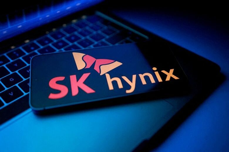 写真はSKハイニックスのロゴが表示されたスマートフォンとラップトップのイメージ。2025年8月撮影。REUTERS/Dado Ruvic