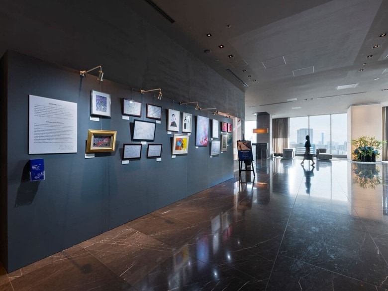 ロビーを「パラアート」の展示会場にした三井ガーデンホテル銀座プレミア（2023年5月）