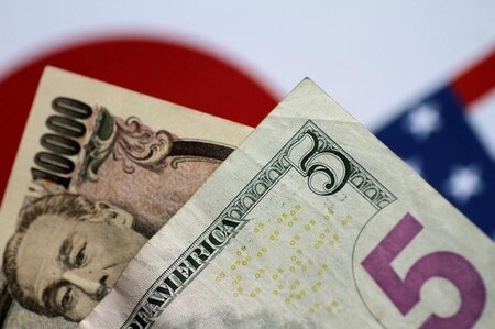 　８月３日、午後３時のドル／円は、前日ニューヨーク市場午後５時時点に比べ、わずかにドル安／円高の１１０円半ばだった。午前はやや上値を試す動きもみられたが、１１１円には到達できなかった。米雇用統計をあすに控え、午後は様子見ムードが出始めた。写真は６月撮影（２０１７年　ロイター／Thomas White）