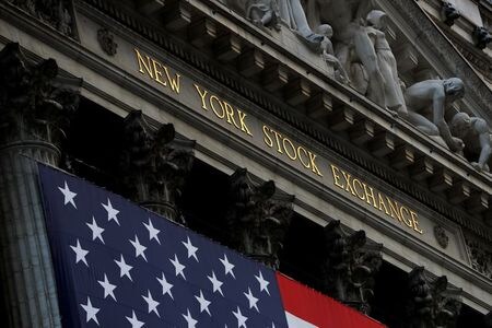 　米国株式市場は、ナスダック総合が最高値で取引を終えた。写真はニューヨーク証券取引所で１１月撮影（２０２０年　ロイター／Andrew Kelly）