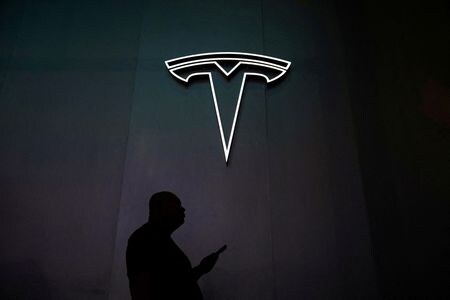 米電気自動車（ＥＶ）大手テスラは車体部品を鋳造設備で一体成型する「ギガキャスティング」技術の改良に取り組んでおり、車体下部のほぼ全てを一体成型することを目指している。資料写真、７月、中国・上海で撮影（２０２３年　ロイター／Aly Song）