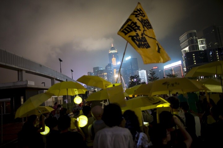 黄色い傘を掲げて政府庁舎へと向かうデモ隊だが、参加者は少なく、寂しい光景となった（2015年9月26日）　Tyrone Siu- REUTERS