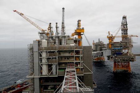 ノルウェー統計局は１６日、同国の石油・ガス会社の２０２３年と２４年の投資見通しを上方修正した。北海の海上油田、２０１９年撮影。（2023年　ロイター/Ints Kalnins//File Photo）