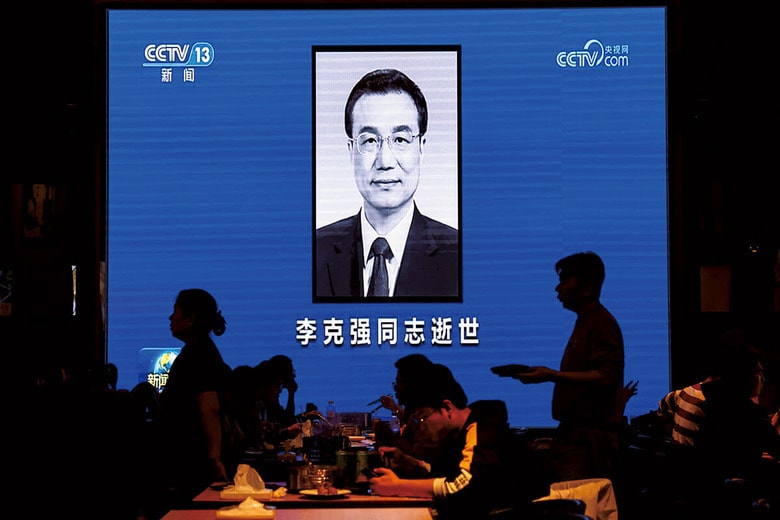 李の死去を報じるテレビニュース（10月27日、北京のレストランで）　TINGSHU WANGｰREUTERS