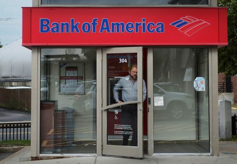 バンク・オブ・アメリカのATM。2017年10月11日、米ボストンで撮影。REUTERS/Brian Snyder
