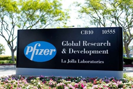 　７月３１日、米ファイザーは新型コロナウイルスのワクチン開発に成功した場合、来年６月末までに日本に６０００万人分のワクチン供給する。２０１６年４月、カリフォルニア州ラホヤで撮影（２０２０年　ロイター/Mike Blake）