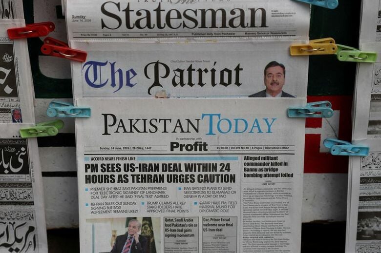 米イラン覚書調印観測を伝える新聞。パキスタン・イスラマバードで14日撮影　REUTERS/Akhtar Soomro