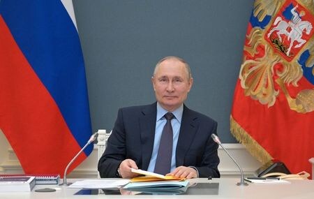 ロシアのペスコフ大統領報道官は１６日、米国による対ロ制裁を受け、プーチン大統領（写真）が対抗措置を検討すると明らかにした。しかし、決定の時期は明確にしなかった。写真は４月１４日、モスクワで撮影（２０２１年　ロイター／Sputnik/Alexei Druzhinin/Kremlin via REUTERS）