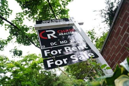 全米リアルター協会（ＮＡＲ）が２２日に発表した４月の米中古住宅販売戸数（季節調整済み）は年率換算で前月比０．５％減少し４００万戸となった。２０２２年７月ワシントン郊外で撮影（２０２５年　ロイター/Sarah Silbiger）
