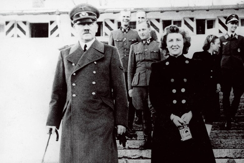 1930年頃のヒトラーと若き恋人エバ・ブラウン　KEYSTONE-FRANCEｰGAMMAｰRAPHO/GETTY IMAGES