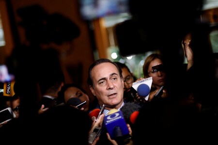 　９月４日、北米自由貿易協定（ＮＡＦＴＡ）見直しに向けた再交渉について、メキシコの産業界を代表するロビー団体のトップは、エネルギーや通信の分野で進展があったと明らかにした。写真は記者の質問に答えるメキシコの民間企業を代表する団体Consejo Coordinador Empresarial（ＣＣＥ） のトップ、カスタニョン氏。メキシコシティーで撮影（２０１７年　ロイター／Edgard Garrido）
