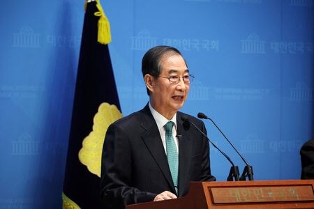 　韓国の保守系政党「国民の力」は１０日、６月３日投開票の大統領選挙の公認候補を取り下げ、やり直しの指名手続きに入った。写真は出馬表明する韓前首相。ソウルで２日撮影（２０２５年　ロイター／Kim Hong-Ji）