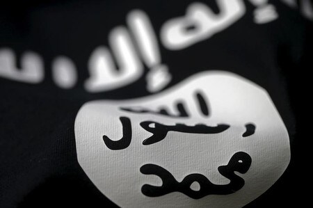 　３月２３日、「イスラム国」に参加しようとしていた日本人男性をトルコ当局が拘束した。写真はイスラム国の旗。２月撮影（２０１６年　ロイター／Dado Ruvic/Illustration）