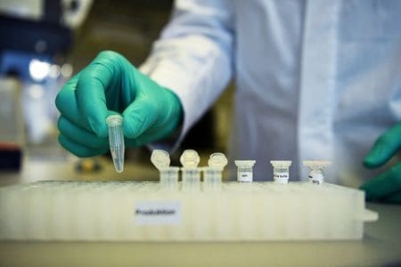米製薬のリジェネロン・ファーマシューティカルズは１７日、新型コロナウイルスのウイルス抗体を多数特定したとした上で、初夏までに臨床試験を開始する方針を明らかにした。独テュービンゲンのラボで１２日撮影（２０２０年　ロイター/Andreas Gebert）