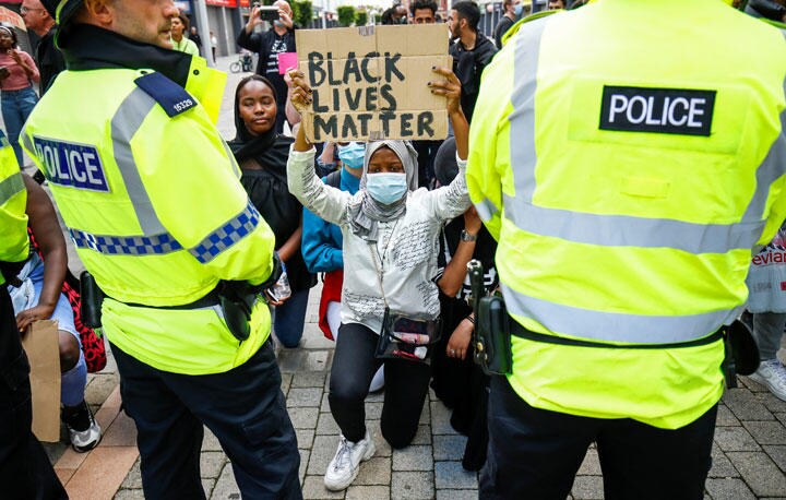 警察による構造的な黒人差別がイギリスにも存在するという主張は当たらない？　Jason Cairnduff-REUTERS