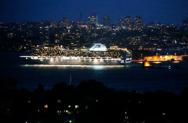 菅義偉官房長官は4日午前の閣議後会見で、横浜港沖に停泊中のクルーズ船の乗客・乗員について、世界保健機関（WTO）の見解や現在の状況を踏まえて、上陸を認めるかなど検討をしていると述べた。 写真はシドニー湾を航行する客船ダイヤモンドプリセンス。2013年2月撮影（2020年　ロイター/David Gray）