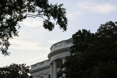 ホワイトハウスは２８日、バイデン大統領が９月１０日にベトナムの首都ハノイを訪問し、技術や経済、地域の安定、気候変動など様々な問題について共産党のグエン・フー・チョン書記長らと会談すると発表した。２７日撮影（２０２３年　ロイター/Julia Nikhinson/File photo）