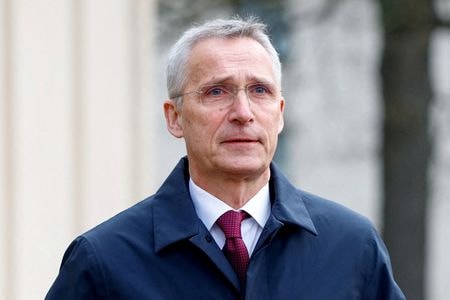 ＮＡＴＯのストルテンベルグ事務総長は、戦争が続いている限り、ウクライナはＮＡＴＯに加盟することができないと述べた。４月２１日、ドイツのラムシュタイン空軍基地で撮影（２０２３年　ロイター/Heiko Becker/File Photo）