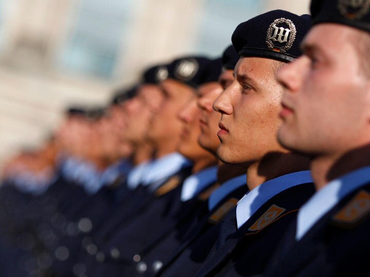 ドイツ連邦軍の新兵宣誓式（2010年7月20日、ベルリン）　Thomas Peter-REUTERS