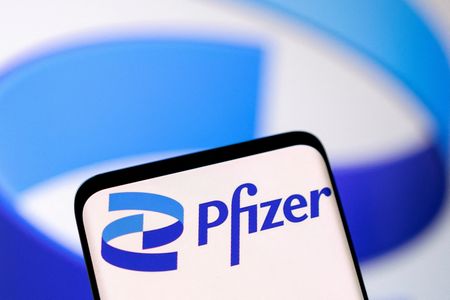 米食品医薬品局（ＦＤＡ）は１０日、米製薬大手ファイザーの片頭痛治療の点鼻スプレー「ZAVZPRET」について、後期臨床試験のデータを基に承認した。資料写真、２０２２年５月（２０２３年　ロイター／Dado Ruvic）