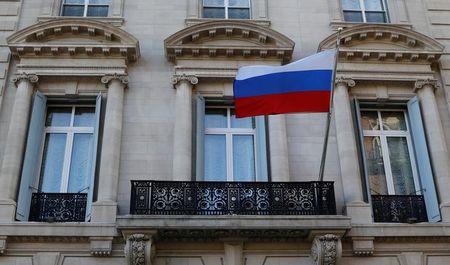 　６月１７日、ロシア・エネルギー省のソロキン次官は、長期的に年間１億４０００万トンの液化天然ガス（ＬＮＧ）を生産する計画を堅持すると述べた。写真はロシアの国旗。ニューヨークのロシア総領事館で２０１８年３月撮影（２０２２年　ロイター／Mike Segar）