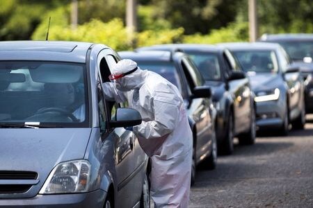 ８月４日、ポーランドで、１日としては最多の新型コロナウイルス感染者が確認された。写真は７月、ルーダ・シロンスカで行われたドライブスルー形式のPCR検査（２０２０年　ロイター/Grzegorz Celejewski/Agencja Gazeta)