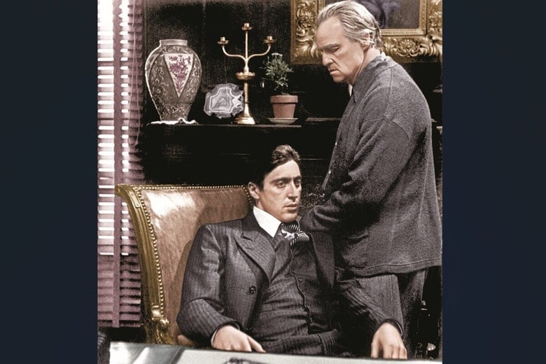 1972年パチーノはマーロン・ブランド（右）と共演した『ゴッドファーザー』でブレイク　EVERETT COLLECTION/AFLO