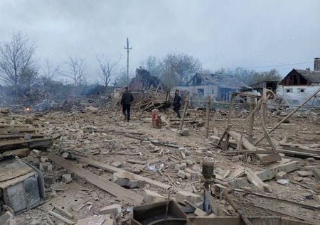 　ロシア国防省は１日、前夜から未明にかけてウクライナの武器庫や弾薬工場などの軍の拠点にミサイル攻撃を実施し、所定の標的全てに命中したと発表した。写真は広範な被害を受けたパウロフラード。地元当局提供（２０２３年　ロイター）