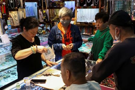 　８月２７日、北京で暮らす年金生活者のワン・シューユンさんはここ数カ月で、体重を減らして血糖値を下げるために８０００元（約１１１５ドル）の栄養講座の費用を奮発し、さらにアディダスの靴の購入で１２００元を支払った。写真は４月、上海のアクセサリーショップで撮影（２０２５年　ロイター/Go Nakamura）