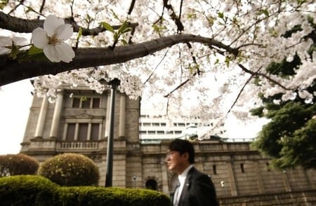 　４月１０日、日銀が公表した地域経済報告（さくらリポート）では、全９地域のうち北陸が前回の１月調査から景気の総括判断を引き上げた。写真は都内の日銀本店前で２０１２年４月撮影（２０１７年　ロイター/Yuriko Nakao）