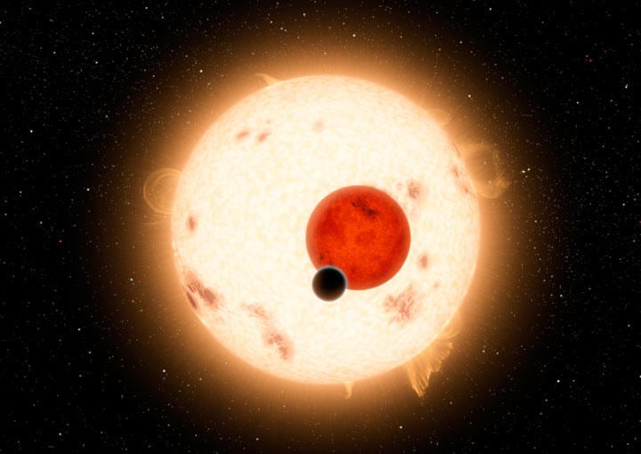 2011年に発見された太陽系外惑星「ケプラー16-b」（手前）。奥に見える2つの連星の周りを公転している　NASA/JPL-Caltech