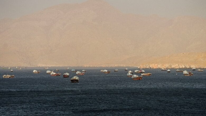 写真はホルムズ海峡の船舶。オマーンのムサンダムで15日撮影。REUTERS