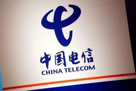 　１月１４日、トランプ米政権による投資禁止措置を受けて値下がりした中国企業株を、アジアや欧州の投資家が物色しつつある。米大手ファンド勢の売却による割安化を好機ととらえており、投資禁止措置がこれらの企業に打撃を与えるとは懸念していない。写真は中国電信（チャイナテレコム）のロゴ、２０１８年８月に香港で撮影（２０２１年　ロイター/Bobby Yip）