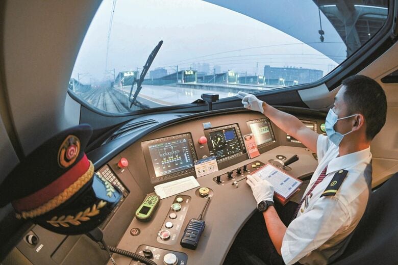 中国の高速鉄道は総延長5万キロで、日本の新幹線網の約15倍を17年で建設した（最高時速350キロの「復興号」運転席）　中国通信/時事通信フォト