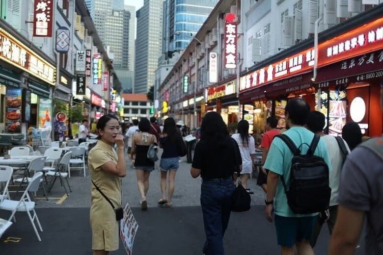 １０月１３日、記録的な数の中国のレストランやカフェがこの１年間でシンガポールに進出した。写真は１０日、シンガポール中心部の中国料理店が並ぶ通り（２０２５年　ロイター/Edgar Su）