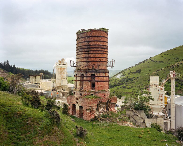 『崩落した窯』 マケオア石灰工場、南島オタゴ地方ブルーマウンテンズ  (2016年)／ニュージーランド政府は1898年、マケオアに石灰鉱山を設立した。農業用石灰肥料の利用を促進する目的もあった。20世紀初頭に効率性の高い焼成窯が導入されたが、戦後は別の現代的な工場に置き換えられた