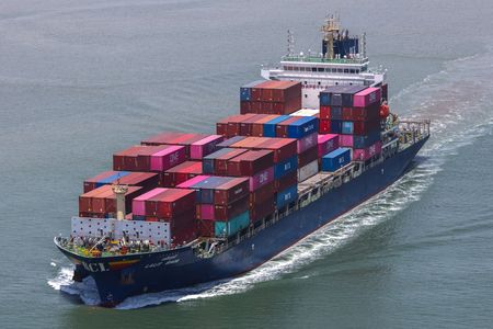 ５月２２日、ベトナム商工省は米国との２回目の関税交渉が終了したと発表した。未解決の問題に対処するため、協議を継続することで合意した。写真はベトナムのハイフォン国際コンテナターミナル周辺を運航するコンテナ船。４月撮影（２０２５年　ロイター/Athit Perawongmetha）