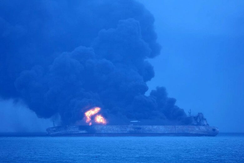 １月１５日、上海沖の東シナ海で貨物船と衝突し、日本の排他的経済水域（ＥＥＺ）内で１４日沈没した石油タンカーから、大量の原油が流出しており、海洋生態系に与える悪影響への懸念が高まっている。写真は炎上する石油タンカー（２０１８年　ロイター/Korea Coast Guard/Yonhap via REUTERS）