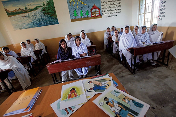 セクハラについて学ぶパキスタンの従業　Akhtar Soomro-REUTERS