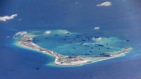 　８月１１日、英字紙チャイナ・デーリーは、中国が新たに打ち上げた衛星について、同国の海洋権益を守るのに役立つとする当局者の見解を伝えた。写真は南シナ海で米海軍が撮影した映像から。昨年５月提供（２０１６年　ロイター）