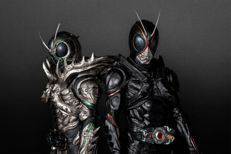『仮面ライダー BLACK SUN』の仮面ライダーSHADOWMOON(左)、BLACK SUN(右)　（C）石森プロ・東映　（C）「仮面ライダーBLACK SUN」PROJECT（マグミクス）