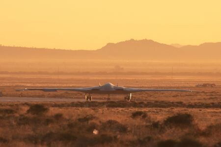 米防衛大手ノースロップ・グラマンが開発する米空軍の第６世代戦略爆撃機「Ｂ２１レイダー（Raider）」が１０日に初飛行を行った（２０２３年　ロイター／David Swanson）