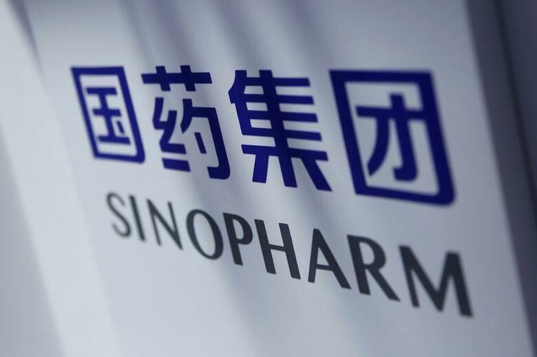 ペルー政府は12月12日付の声明で、中国製薬大手の中国医薬集団（シノファーム）が開発する新型コロナワクチンの臨床試験で、被験者の１人に「重い有害事象」が見られたとして、臨床試験(治験)を中断したと発表した。写真はシノファームのロゴ、９月に北京で撮影（２０２０年　ロイター/Tingshu Wang）