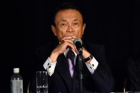 　２月１５日、麻生太郎副総理兼財務相は衆院財務金融委員会に出席し、米連邦準備理事会（ＦＲＢ）が仮に今年３回利上げすれば「資本流出で新興国経済にリスク。アジアの国などきついことになる」と指摘した。写真は昨年１０月、米ワシントンにおけるＩＭＦ世銀年次総会での記者会見に応じる麻生太郎副総理兼財務相（２０１７年　ロイター／James Lawler Duggan）