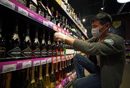 　９月５日、Ｓ＆Ｐグローバルが発表した８月のロシアのサービス業購買担当者景気指数（ＰＭＩ）は５７．６と、前月の５４．０から上昇し、好不況の分かれ目となる５０を７カ月連続で上回った。写真はモスクワのスーパーマーケットで２０２１年７月撮影（２０２３年　ロイター／Tatyana Makeyeva）
