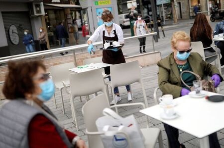 ５月１２日、スペイン保健省によると、同国で新たに確認された新型コロナウイルス感染者数は５９４人で、過去２カ月余りで最も少なかった。スペインのタラゴナで撮影（２０２０年　ロイター/Nacho Doce）