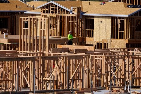 米カリフォルニア州メニフィーで建設中の一戸建て住宅。2024年3月撮影。  REUTERS/Mike Blake